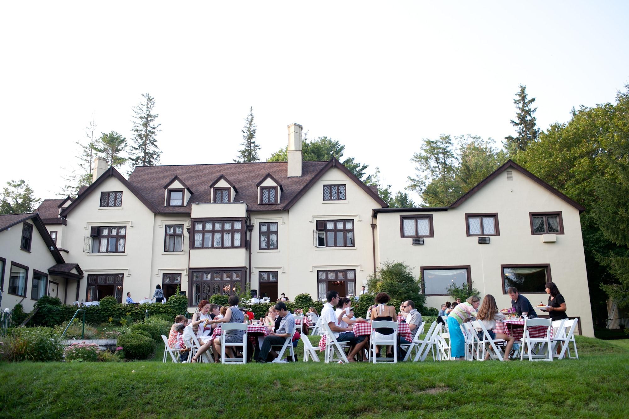 Seven Hills Inn Ленокс Экстерьер фото